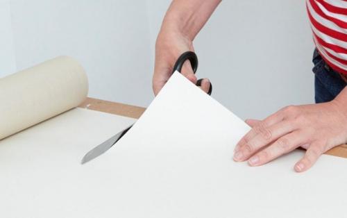 Как клеить бумажные обои нужно ли мазать стену. Правильная нарезка обоев