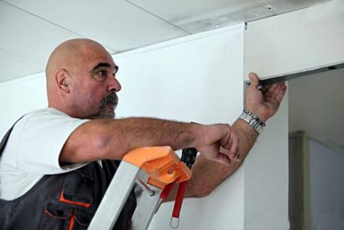 Самостоятельный монтаж откосов на окнах. Создание и установка откосов на окна своими руками: как и из чего сделать, что для этого потребуется? 14