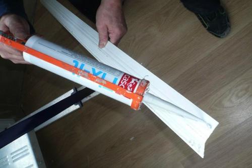 На какой клей клеить уголки на откосы. Как правильно приклеить уголки на откосы