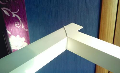 Как клеить уголки на обои. К стенам, изготовленным из гипсокартона, а также оклеенных обоями