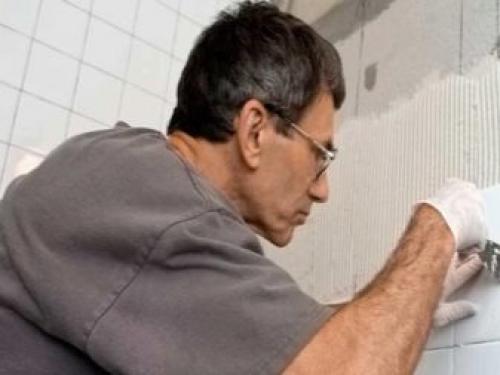 Отваливается керамическая плитка от фанерной стены. Отошла плитка на полу, что делать 17