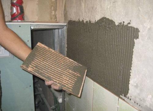 Почему плитка отходит от стены. Отошла плитка от стены, что делать