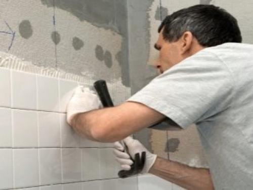 Отваливается керамическая плитка от фанерной стены. Отошла плитка на полу, что делать 16