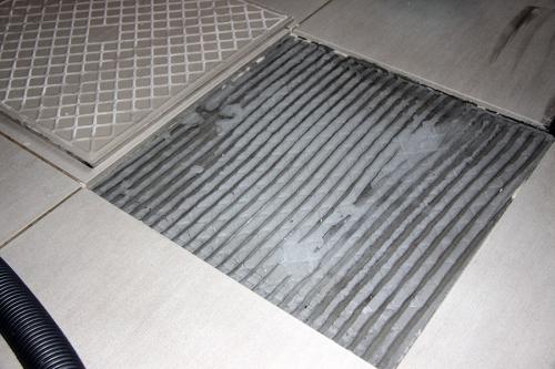 Отваливается керамическая плитка от фанерной стены. Отошла плитка на полу, что делать