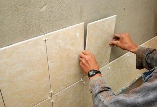 Почему плитка отходит от стены. Отошла плитка от стены, что делать