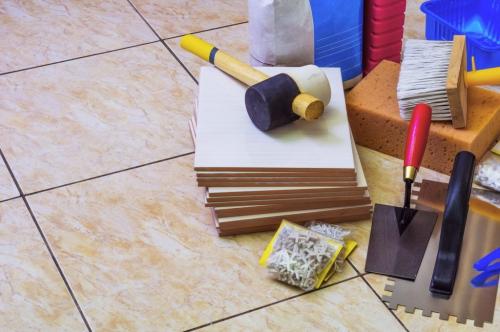 Чем приклеить плитку к фанере. Укладка плитки на пол