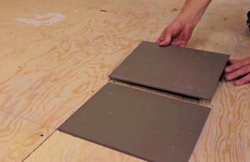 Чем приклеить плитку на фанеру. Выполнение монтажа 03