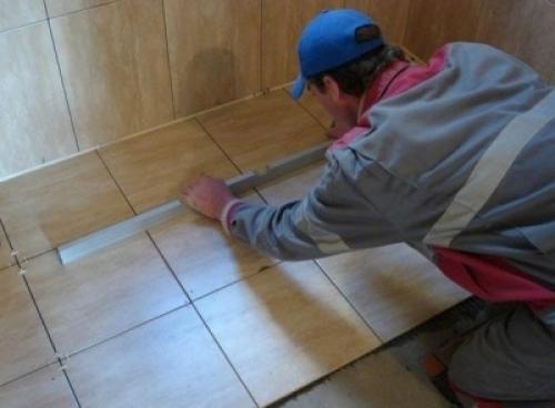 Каким клеем клеить плитку на фанеру. Технология укладки