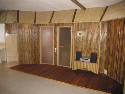 Как клеить бамбуковые обои на потолок. Бамбуковое полотно для декора потолка 01