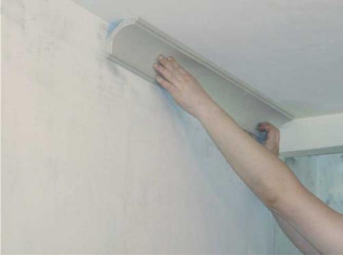 Чем приклеить потолочный плинтус и пластиковый уголок к обоям. Как приклеить потолочный плинтус на обои – пошаговая инструкция