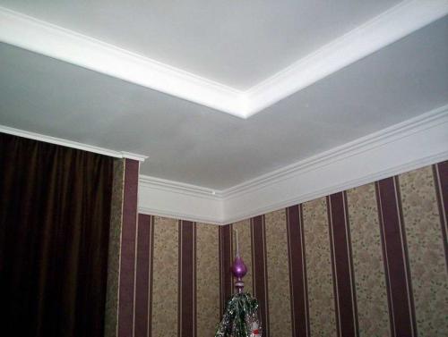 Чем приклеить потолочный плинтус и пластиковый уголок к обоям. Как приклеить потолочный плинтус на обои – пошаговая инструкция