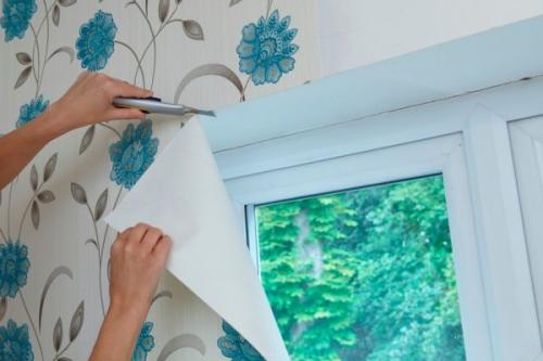 Как правильно клеить обои от окна или к окну. Поклейка обоев: от окна или от двери