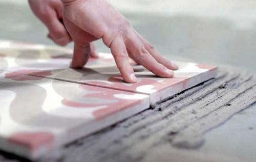 Укладка плитки своими руками: пошаговая инструкция от подготовки поверхности до затирки швов