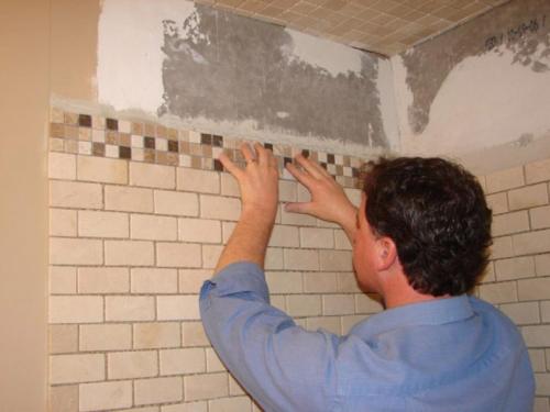 Как наклеить плитку на стену в кухне. Как класть плитку на стену: руководство по подготовке стен и укладке плитки для начинающих в ванной или на кухне (85 фото)