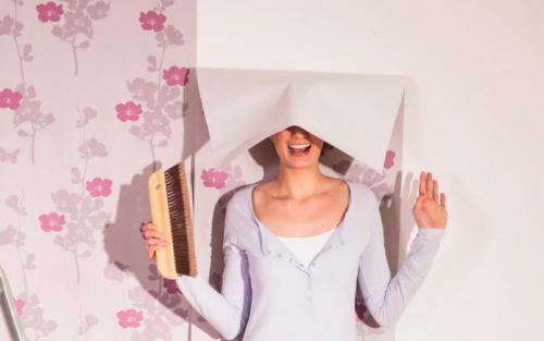 Как и чем подклеить стыки обоев на стенах. Как подклеить обои в стыках, если они разошлись 01 Как и чем подклеить стыки обоев на стенах. Как подклеить обои в стыках, если они разошлись 01