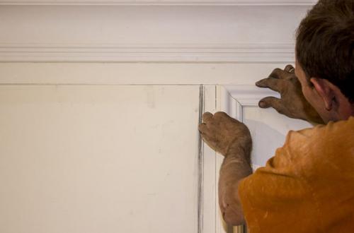 Можно ли клеить молдинг на обои. Как правильно клеить на молдинги на стену