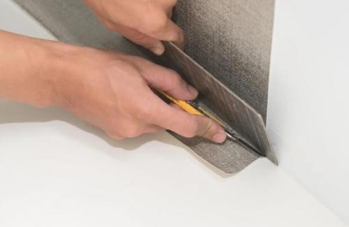 Как правильно клеить обои в углах с рисунком. Как правильно клеить обои на внутренних углах: стандартный алгоритм