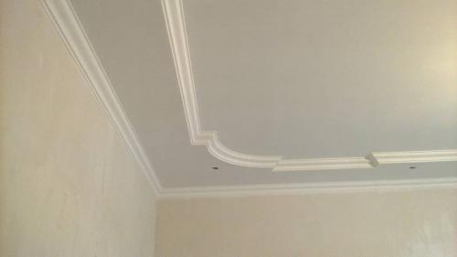 Чем приклеить потолочный плинтус к стене. Чем приклеить потолочный плинтус – варианты средств и материалов