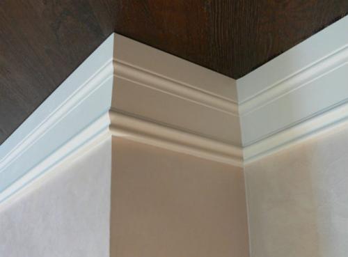 Чем приклеить потолочный плинтус к стене. Чем приклеить потолочный плинтус – варианты средств и материалов