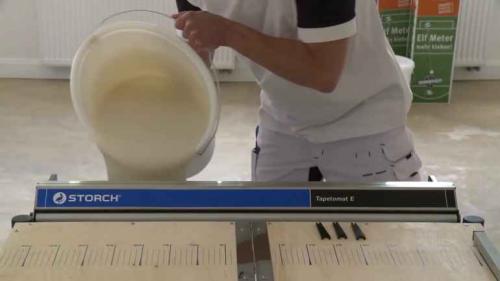 Как правильно наносить клей на обои. Куда наносить обойный клей: на стену или на полотно обоев