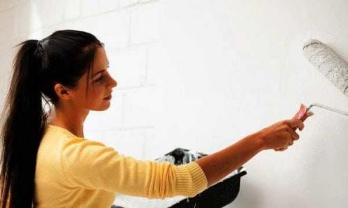 Водоэмульсионка, как грунтовка под обои. Можно ли клеить обои на стены, покрытые водоэмульсионной краской