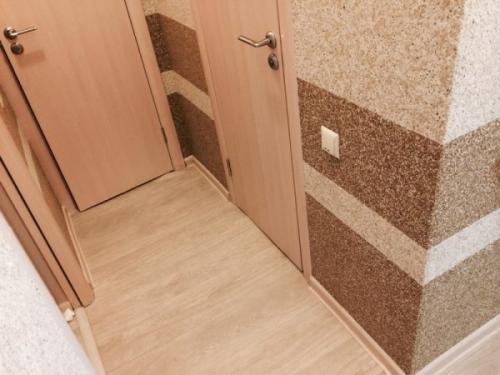 Как клеить обои на КРИВЫХ углах. Поклейка обоев на неровные стены: советы