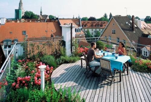 Чем приклеить пластиковый уголок к дсп. Чем приклеить пластиковый уголок к обоям