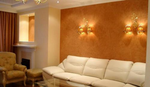 Декоративная штукатурка шпателем своими руками. Как сделать декоративную штукатурку своими руками из обычной шпаклёвки и как её применять