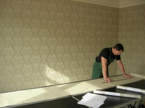 Как клеить обои с рисунком в углу. Инструменты для качественной отделки 07