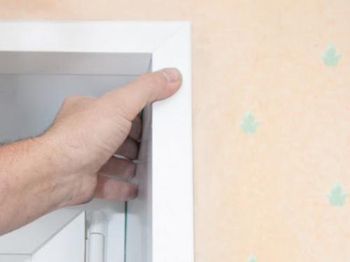 На что клеить пластиковые уголки. Выбор клея