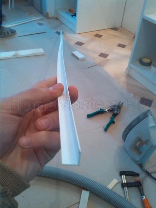 Как приклеить пластиковый уголок на внутренний угол. Приклеивание уголка из пластика