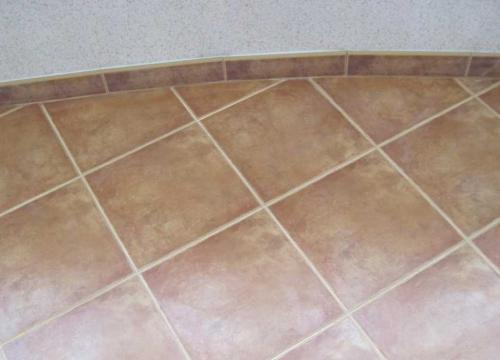 Чем приклеить пластиковый плинтус к керамической плитке. Варианты плинтуса для керамогранита