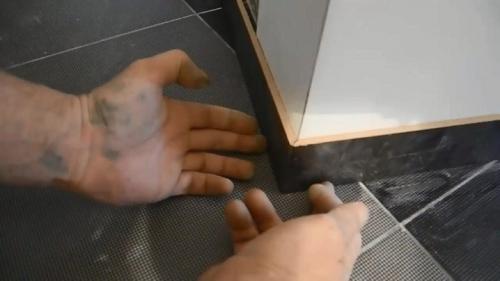 Чем приклеить пластик к керамической плитке. Как правильно приклеить 05