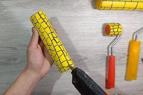 Технология нанесения шпаклевки на стену валиком. Для чего используется инструмент? 06