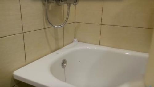 Как приклеить бордюр на ванну. Лента