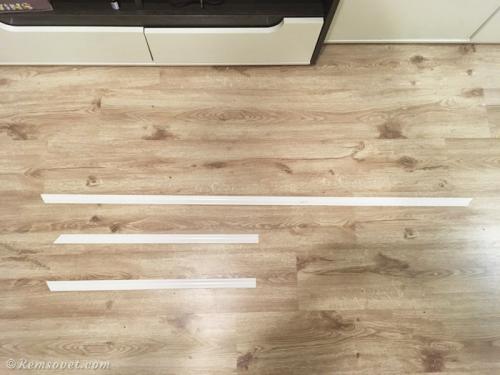 Как приклеить пластиковый плинтус на ванну 04