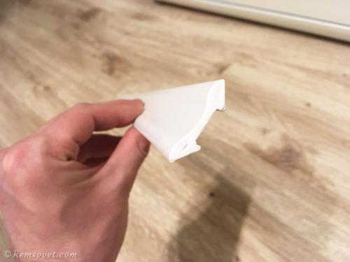 Как приклеить пластиковый плинтус на ванну 02