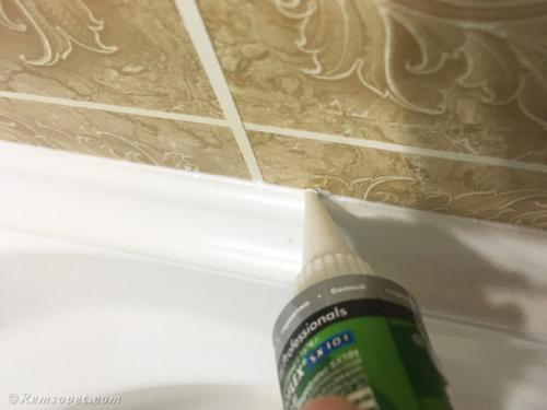 Как приклеить пластиковый плинтус на ванну 12