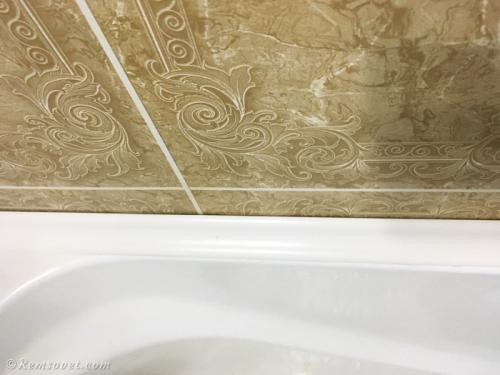 Как приклеить пластиковый плинтус на ванну 10