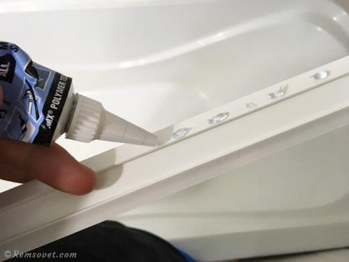 Как приклеить пластиковый плинтус на ванну 07