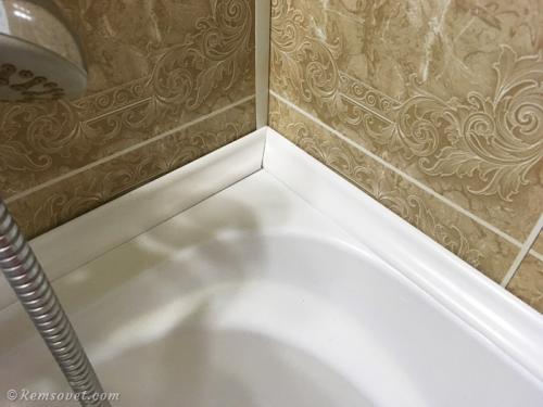 Как приклеить пластиковый плинтус на ванну 05
